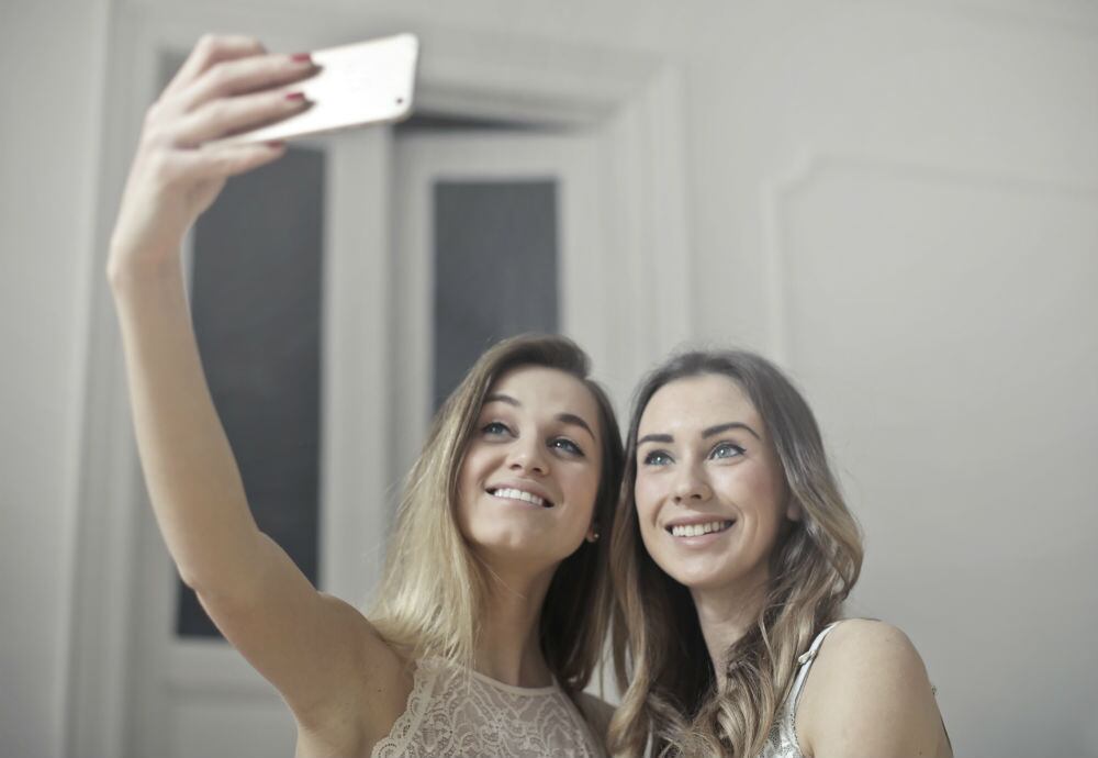 Fazer boas selfies é uma das funções mais buscadas em um celular. Não por acaso, as câmeras frontais se tornaram um dos itens mais procurados em aparelhos modernos — no mesmo nível das traseiras. Mas não adianta muito ter um aparelho bom sem conhecer as técnicas para tirar as melhores selfies e fazer muito sucesso nas redes sociais