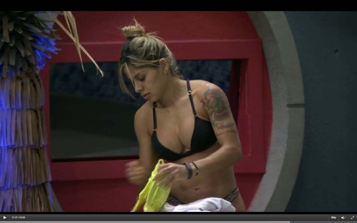 Mesmo com toda a sua movimentação, nenhum de seus colegas de confinamento acordou para assistir à cena