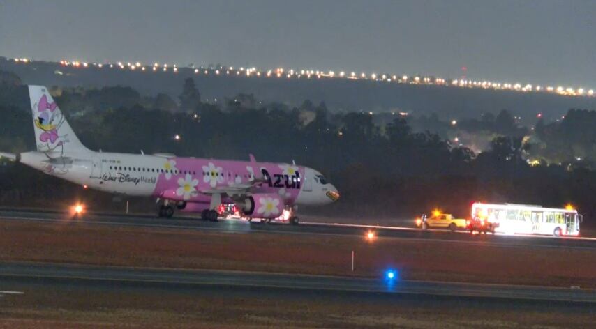 A Polícia Federal investiga, no Aeroporto Internacional de Brasília, uma suspeita de bomba em uma aeronave da Azul na noite desta quinta-feira (7).