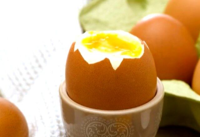 Para começar, uma sugestão tradicional na Europa: Ovo à La Coque. Essa receita é marcada pela gema mole e a clara não tão consistente.

Modo de preparo
Cozinhe por 2 minutos e, após esse tempo, retire apenas a parte de cima da casca e consuma ainda quente