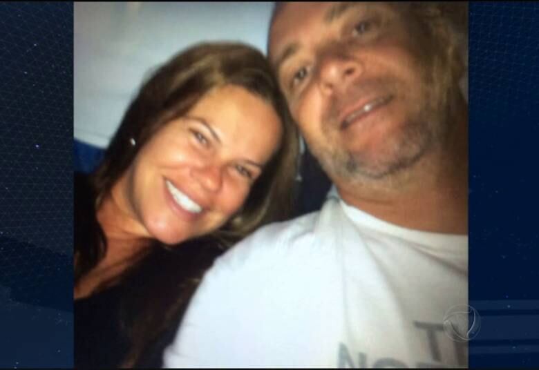 O Domingo Espetacular mostrou o momento em que Eliana Areco Barreto e seu amante, Marcos Zeitunsian, se encontraram na delegacia. Os dois são acusados de mandar matar o marido de Eliana, Luiz Barreto, que foi morto quando voltava do almoço com colegas do trabalho, próximo a Avenida Luiz Carlos Berrini, em São Paulo

+ Depois de ser flagrado espancando cadelas, homem agride ex-noiva, dona dos cães
