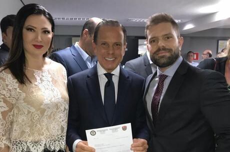 Raquel Kobashi e Gustavo Mesquita ao lado de Doria