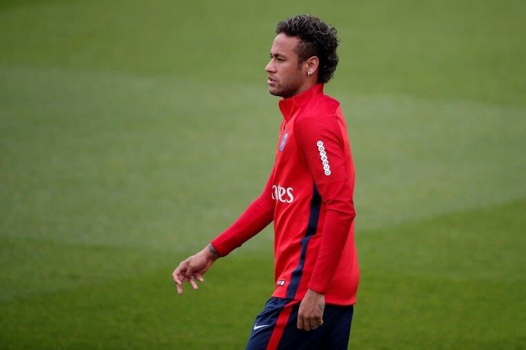 O livro "Football's Secret Trade: How the
Player Transfer Market was Infiltrated", escrito por Alex Duff e Tariq Panja
(2017, Bloomberg Press) revela os bastidores das transações no mundo do futebol. Neymar, como negociação mais cara da história, é um dos personagens. Sua venda foi apenas a
ponta do iceberg de um mercado desregulado, sem controle e
monitorado por uma entidade com sua reputação arrasada: a Fifa

EsportesR7 no YouTube. Inscreva-se

