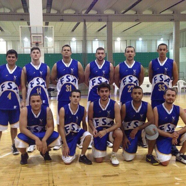 Victor (à direita) atualmente joga basquete pela equipe da Fundação Santo André