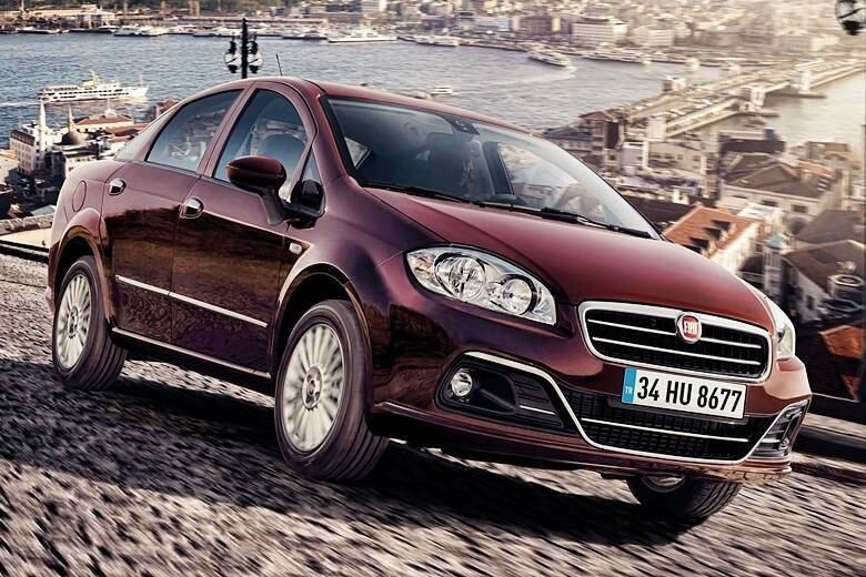 Este é o Linea produzido na Turquia — único país que fabrica o modelo além do Brasil. Repare que, lá, o sedã foi reestilizado em 2013 e recebeu mais mudanças que a versão brasileira. Apesar do filete cromado no para-choques ser o mesmo, o Linea turco ganhou grade mais marcante e seções mais elegantes para as luzes de neblina
Saiba tudo sobre carros! Acesse R7.com/carros