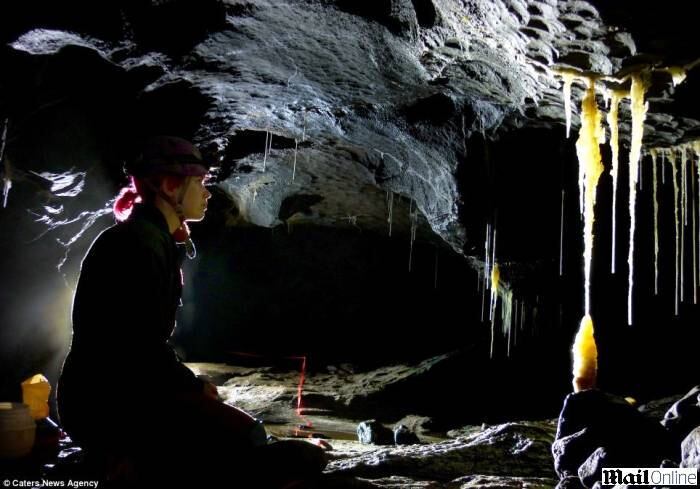 O complexo de cavernas Dan yr Ogof, no País de Gales, é uma formação rochosa repleta de estalactites e estalagmites que ficou famosa recentemente, depois que o explorador Joshua Bratchley, de 22 anos, testou seu espírito aventureiro em um ensaio fotográfico e caiu na internet