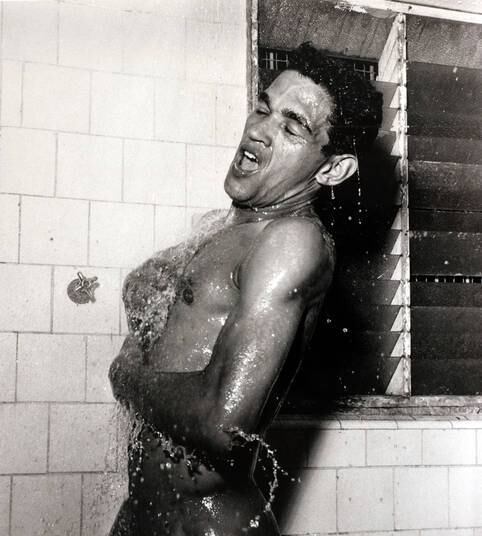 Garrincha foi fotografado durante um banho na Copa do Mundo de 1966
