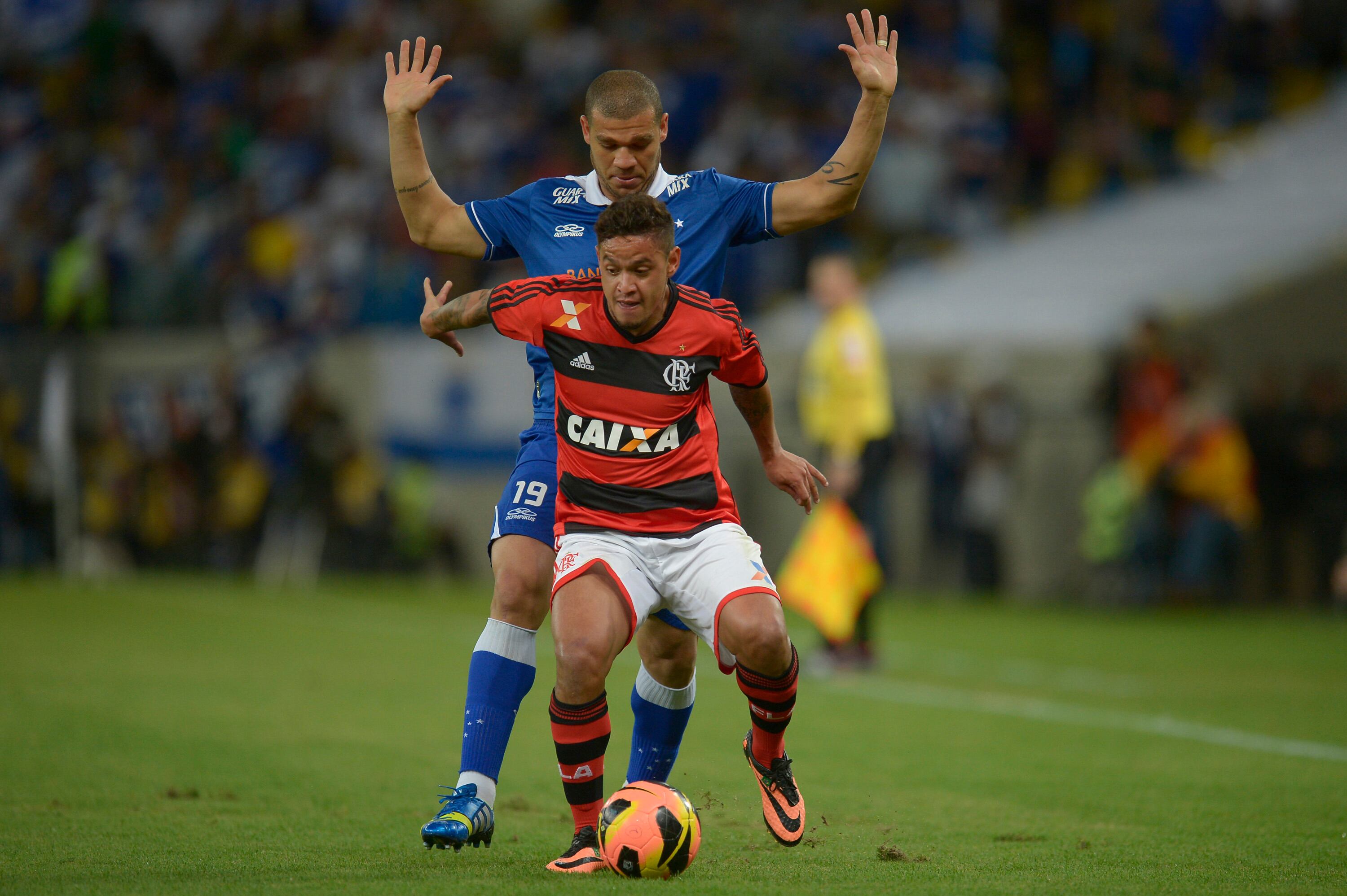 "Eu tenho que ir fazendo as coisas que o gramado pede independentemente
dos jogos", disse à Reuters Flávio Piquet, sócio da empresa Greenleaf,
responsável pelo gramado do Maracanã e de mais seis estádios da Copa do
Mundo.

"Esse visual com um pouco de falha, na verdade, é uma resposta ao que
nós fizemos em resposta ao que o próprio Luxemburgo falou. Nós passamos
uma máquina que retira o excesso de grama. O que importa é que a bola
está rolando perfeita", acrescentou.

Mas, segundo Dunga, o problema não fica apenas no visual. "Tem que
lembrar que quem dá o espetáculo são os atletas, e o gramado está
deixando a desejar", disse o treinador após uma partida de seu atual
time, o Internacional, no Maracanã