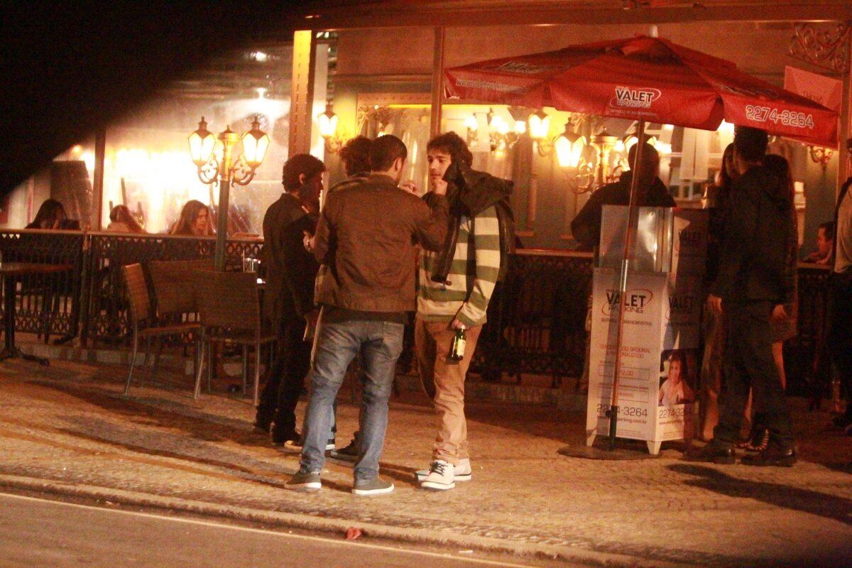 Famosos colocando o papo em dia no Paris 6