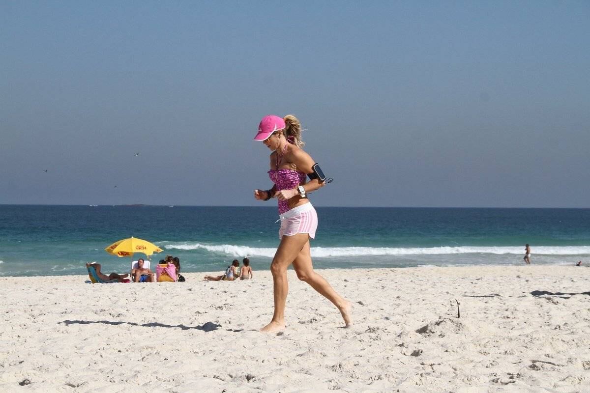 Primeiro, ela correu na areia fofa, atividade considerada avançada, já que exige muito esforço