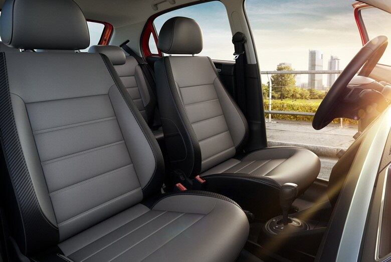 A depender da versão, os bancos — que ganharam formas mais envolventes — também poderão vir cobertos em couro