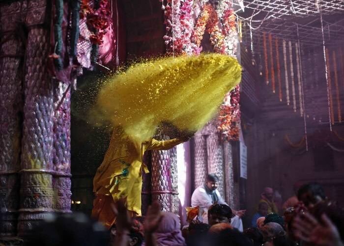 O Holi, também conhecido
como Festival das Cores, anuncia o início da primavera e é comemorado em toda a
índia
