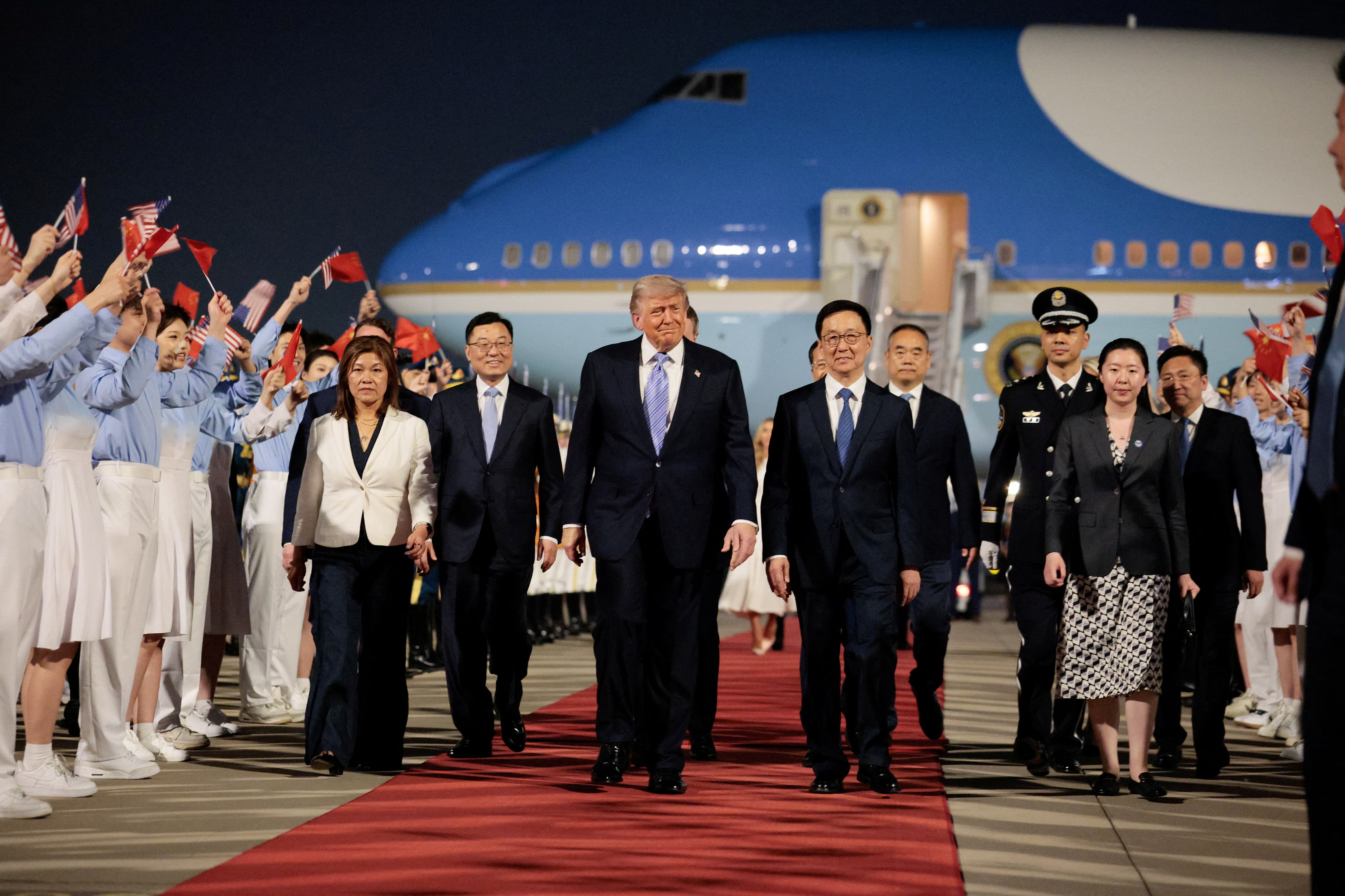 O presidente dos EUA, Donald Trump, caminha com o vice-presidente chinês, Han Zheng, durante uma cerimônia de chegada no Aeroporto Internacional de Pequim