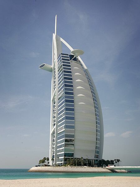 Se o ganhador estiver pensando nas férias, o hotel sete estrelas Burj Al-Arab, nos Emirados Árabes Unidos, cobra R$ 3.500 por uma diária em um apartamento de luxo. Com a bagatela de R$ 75 milhões, dá para pagar 21,4 mil diárias!