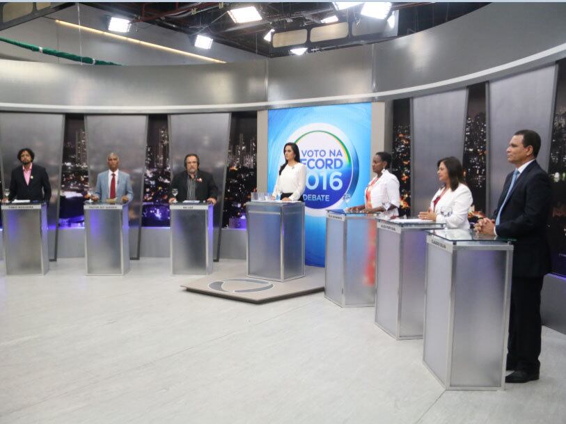 Neste domingo (25), seis dos candidatos à prefeitura de Salvador estiveram presentes no debate realizado pela Record Bahia. Alice Portugal (PCdoB), Célia Sacramento (PPL), Cláudio Silva (PP), Da Luz (PRTB), Fábio Nogueira (Psol) e Pastor Sargento Isidório (PDT). O candidato ACM Neto (DEM) preferiu não participar do embate e foi criticado pelos adversários