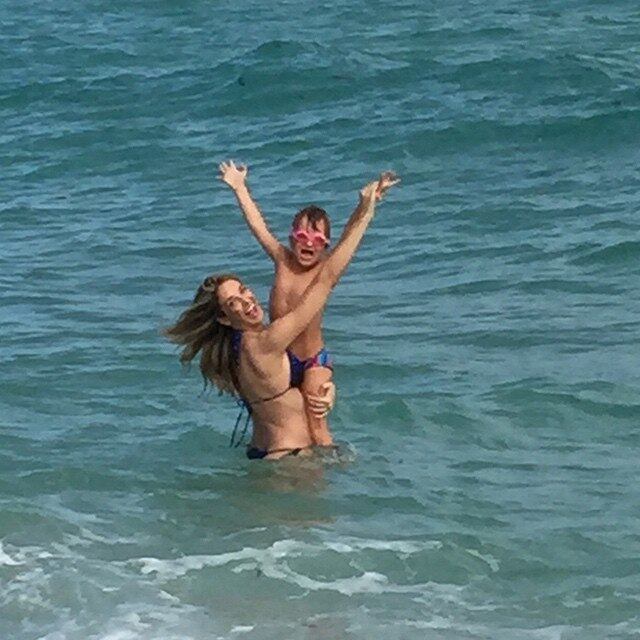 Ticiane Pinheiro também está curtindo os dias livres na praia — mais especificamente em Miami. A apresentadora do Programa da Tarde viajou com a filha, Rafa Justus, e as duas se esbaldaram por lá