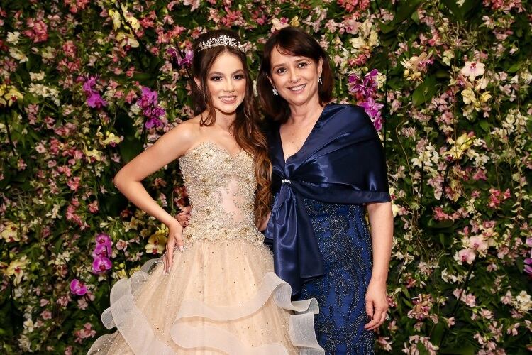 A atriz Myriam Rios posou com a "princesa" Bela 
