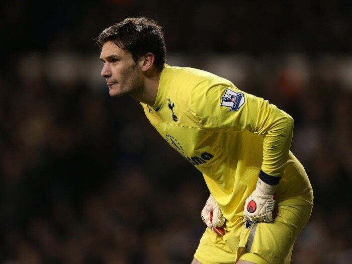

O goleiro Hugo
Lloris foi titular da seleção francesa que disputou a Copa do Mundo de
2010 e é o capitão da equipe. E tanta responsabilidade é bem remunerada. Na
última temporada, por exemplo, Lloris
deixou o Lyon para defender o Tottenham por cerca de 37 milhões de reais. A
transação é a décima mais cara de goleiros de todos os tempos. É mole?

