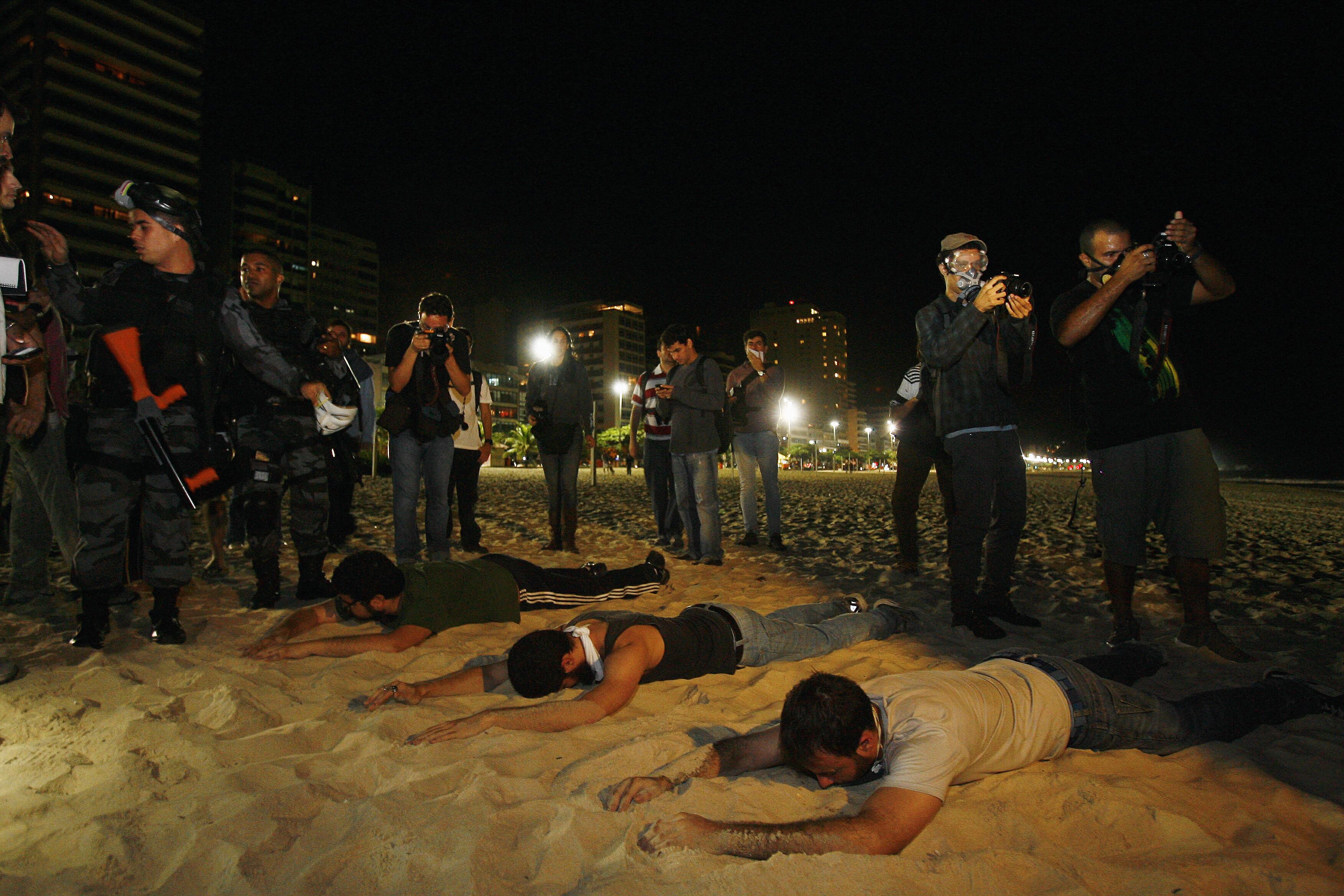 De acordo com a Polícia Civil, ao menos seis pessoas foram detidas e
levadas à Delegacia do Leblon (14ª DP). Todos foram liberados