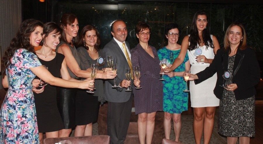 Vencedores do IV Prêmio SBim de Jornalismo em Saúde comemoram o prêmio