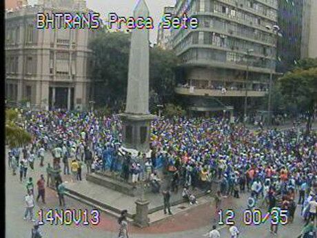 Praça Sete foi fechada pelos torcedores, que aguardam chegada do time