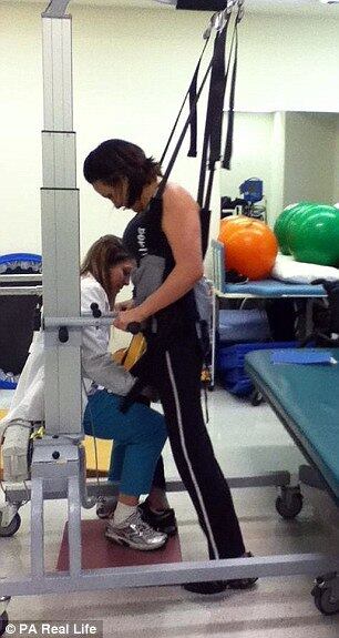 Mas o pior ainda estava por vir: os médicos disseram à Megan que ela teria ficado paraplégica e que nunca mais voltaria a andar. 

— Fiquei devastada. Sempre fui tão independente, que isso certamente seria um problema grande de ser enfrentado. Meu intestino parou de funcionar e eu passei a me alimentar por um cateter. Para mim, não havia mais esperanças


