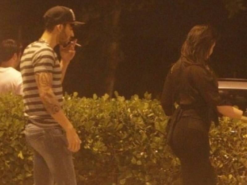 Gusttavo Lima 

O cantor sertanejo foi flagrado fumando um suposto cigarro
de maconha no seu camarim durante um show. O jovem logo tratou de se explicar e
disse que era “apenas” um cigarro de palha