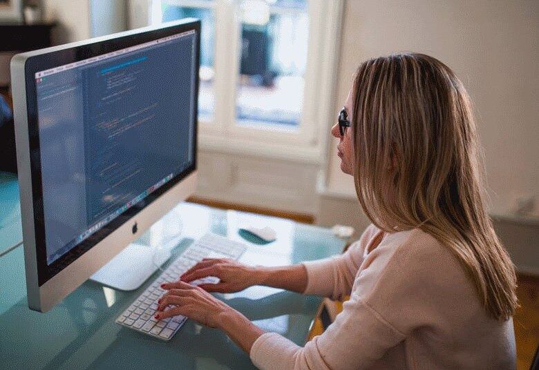 O
retorno também merece alguns cuidados tanto da profissional quanto da empresa.
Segundo Deborah, será necessário um período de adaptação, como acontece com
qualquer pessoa que se afasta da rotina de trabalho. “Também não vale bancar a
‘supermulher’ porque isso não vai contribuir para uma produtividade de longo
prazo. Em hipótese alguma a profissional deve de imediato abraçar
responsabilidades a mais só para mostrar que continua a mesma, que está mais
produtiva do que nunca”, conta. Respeitar seus limites e sempre pedir feedbacks
podem ajudar nesta fase