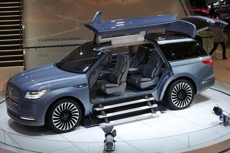  O Lincoln Navigator chegou em Detroit com portas asa de gaivota e escadaria para o acesso