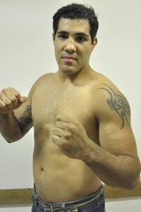 O adversário de Godoy será Marcio Teles, que possui cinco vitórias
e três derrotas na carreira. O combate entre os atletas será válido pela divisão
dos meio-pesados do evento. Teles vem de duas vitórias seguidas e quer
continuar crescendo no esporte