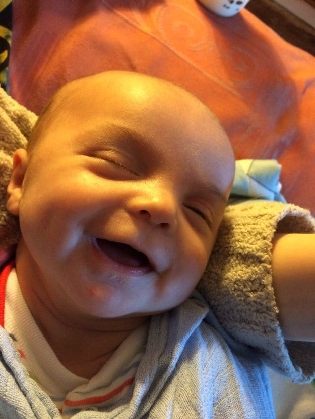 Identificada como Fiona, a mulher de 28 anos estava entediada e decidiu ver o que acontecia quando o aplicativo de maquiagem chamado YouCam Makeup “embelezava” o seu filho