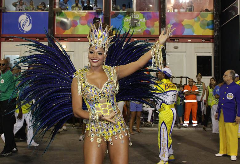 O casal de mestre-sala e porta-bandeira é Julinho e Rute, e a rainha da bateria, Juliana Alves