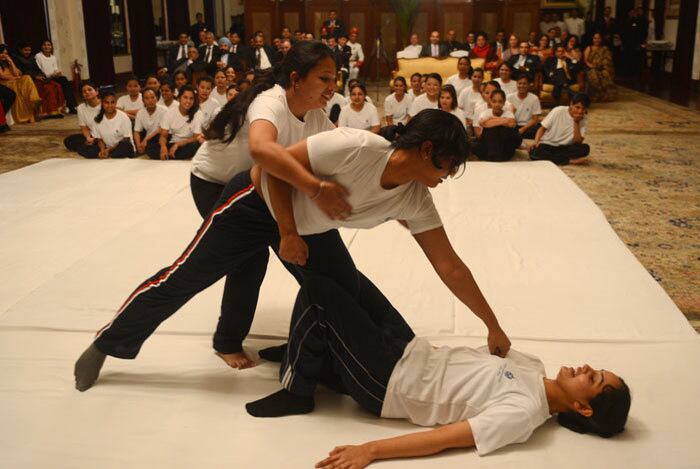 Segundo os registros policiais, em 94% dos casos, os agressores
conheciam as vítimas. Um terço desses eram vizinhos. Parte considerável
era de familiares