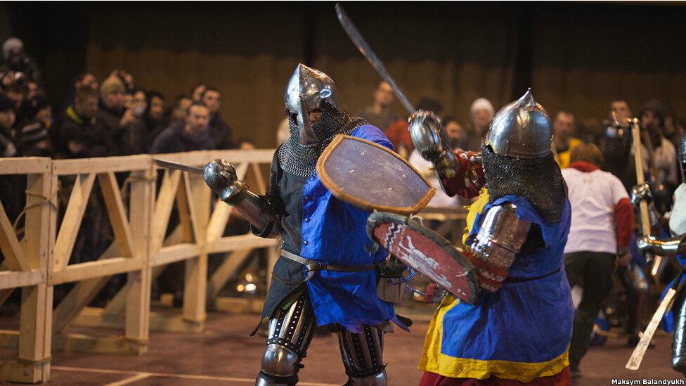 Algumas equipes contam com homens fortes em armaduras pesadas para esmagar os adversários
