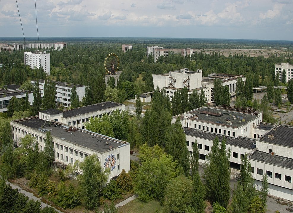 O acidente nuclear da usina de Chernobyl, em 1986, fez com que os moradores de Pripyat abandonassem suas casas às pressas, transformando o local numa cidade fantasma que ainda guarda os pertences de seus antigos habitantes.