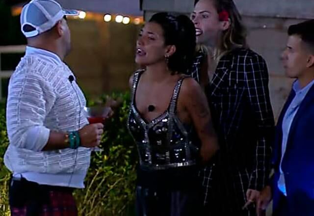 Acabou a festa!

A última festa de A Fazenda 10 deu o que falar. A troca de ofensas entre Ana Paula Renault, Evandro Santo e Gabi Prado gerou um enorme climão na casa! Foi barraco atrás de barraco! 
