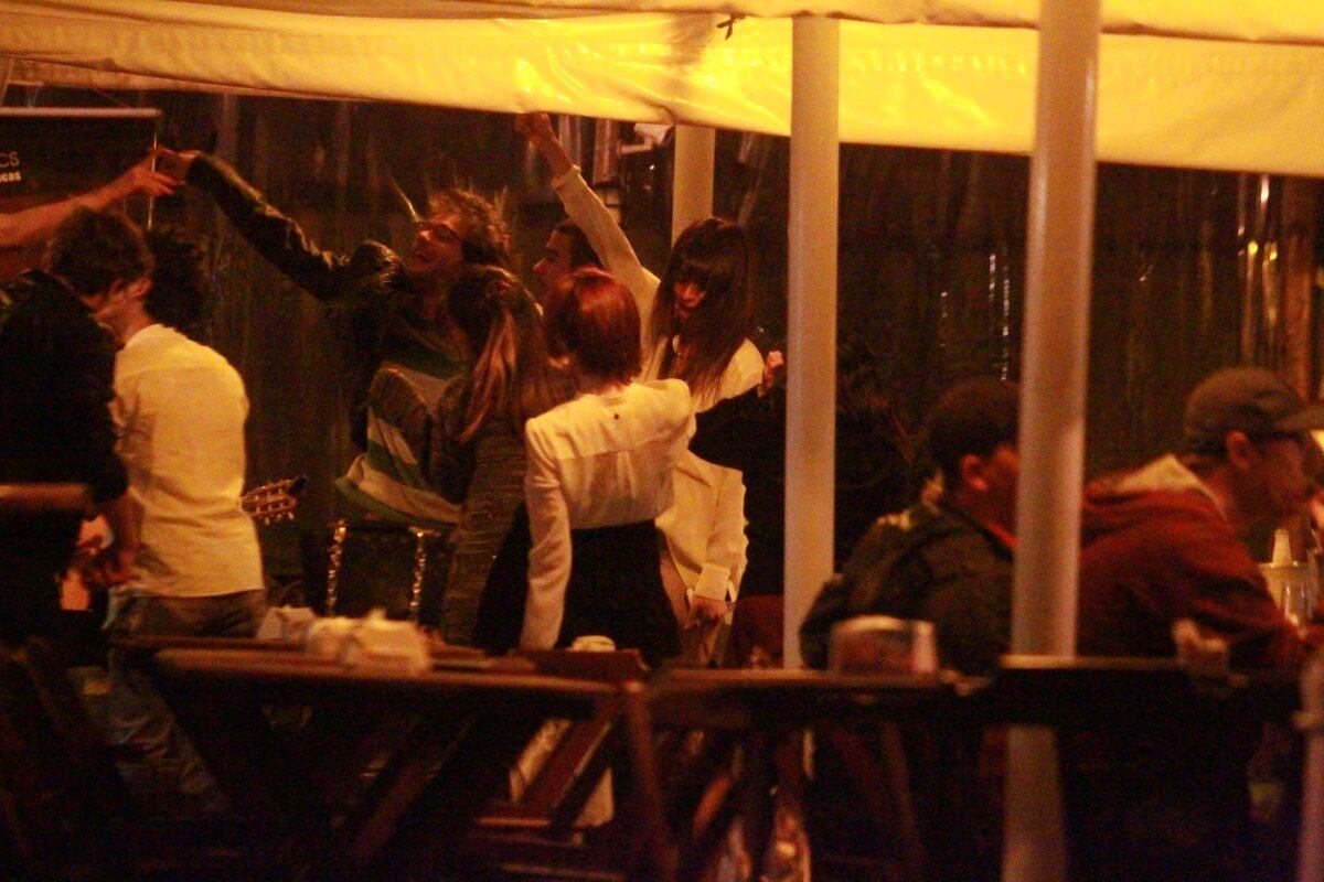 Em um determinado momento, os atores se empolgaram na noitada