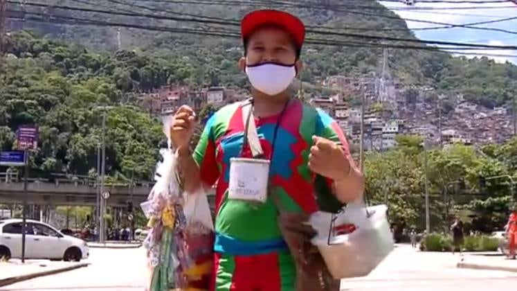 Matheus Máximo, de 11 anos, é o que podemos chamar de um filho nota dez! Além de mandar bem nos estudos, ele também encontrou uma maneira criativa para ajudar a família com as despesas da casa. O Fala Brasil mostrou a história do garoto que tem chamado a atenção e atraído compradores nos semáforos do Rio de Janeiro (RJ)!