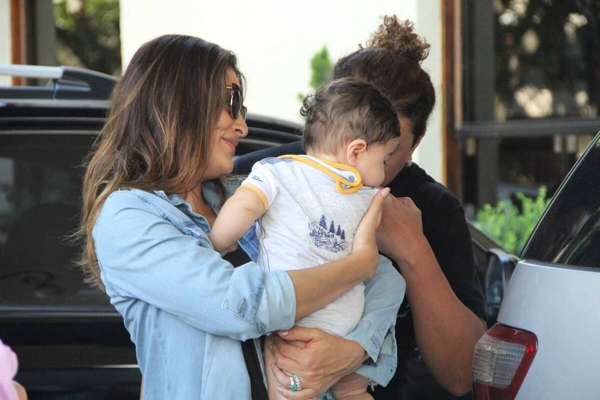 O promoter paparicou a criança