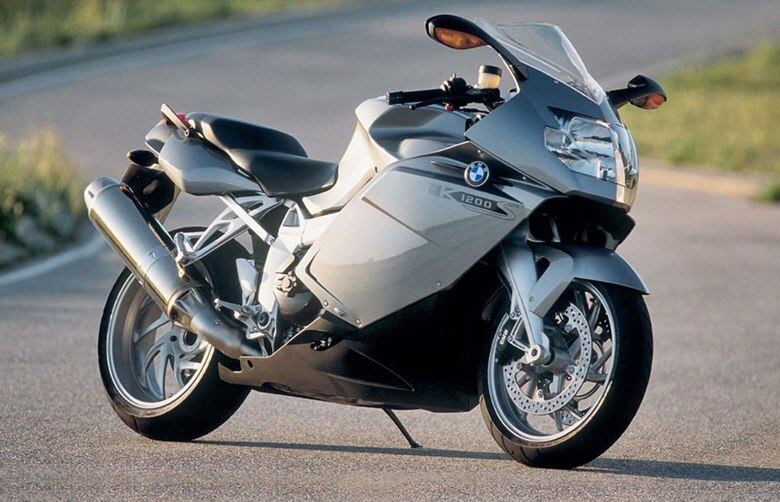 BMW K1200S a 278 km/h — O potente motor de 4 cilindros e 16V demonstra bem o elevado nível tecnológico da motoca. Os 167 cv empurram do 0 aos 100 km/h em 2,8 segundos, e dos 60 aos 140 km/h em 7,1 s. Dá até falta de ar