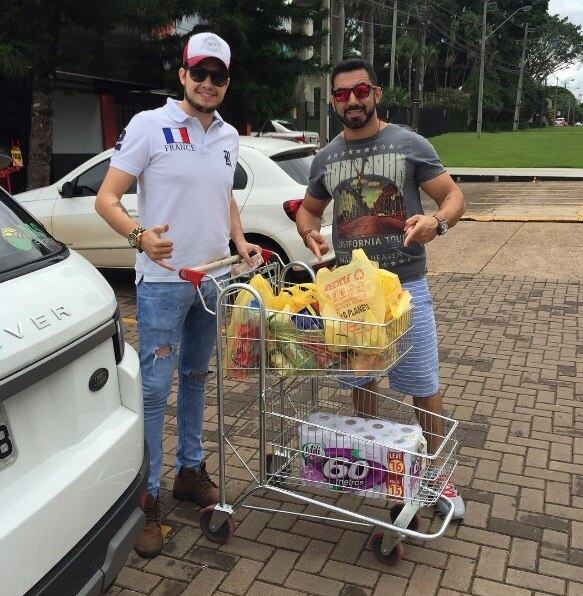 Zero ostentação
Enquanto a maioria dos cantores de sucesso gostam de ostentar nas redes sociais, Bruno não é assim. O parceiro de Barretto não fica exibindo seus carros, seus jatinhos ou relógios de ouro. Ele gosta mesmo é de bota de couro e de fazer compras com os amigos para o churras de mais tarde