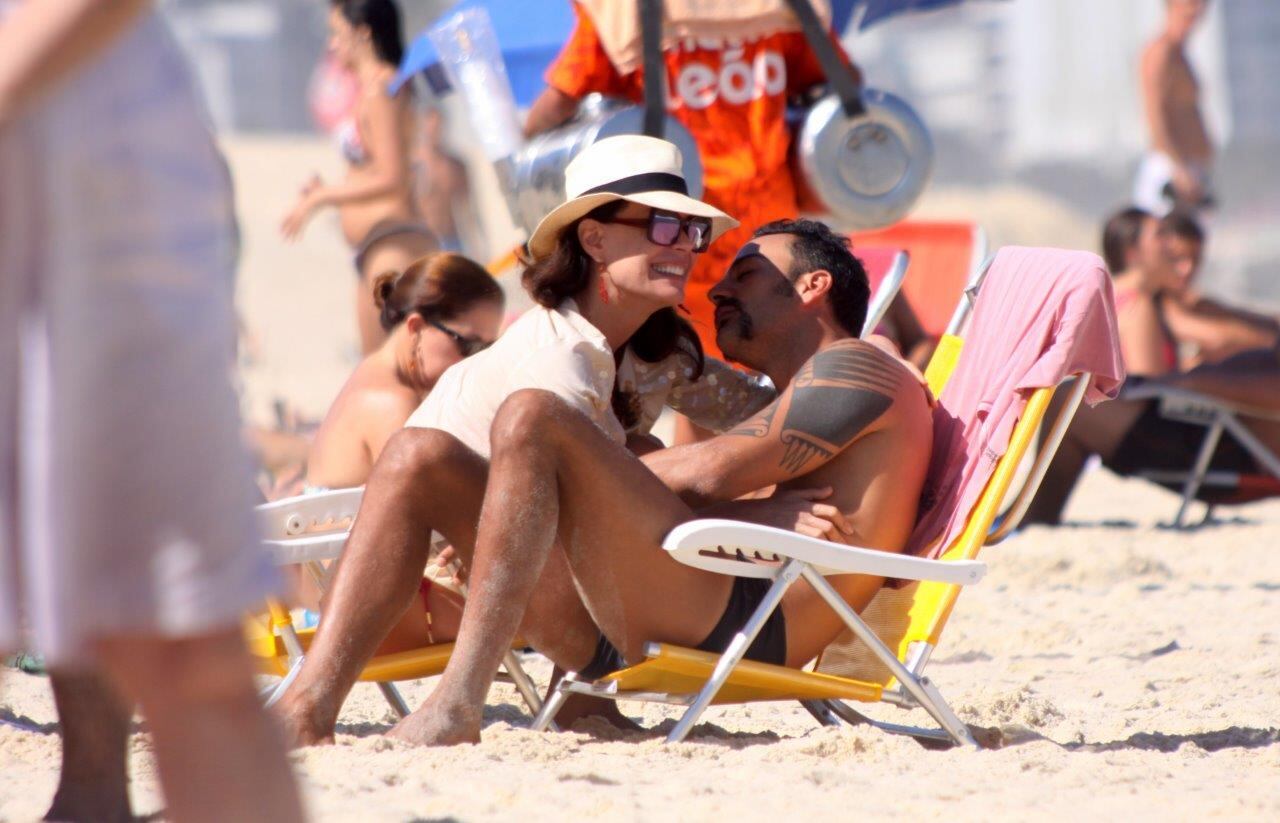 Os dois eram só carinho na praia do Leblon
