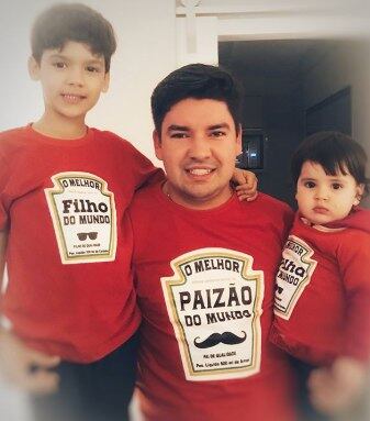 Na foto, Gustavo e Alice dividem o colo do pai