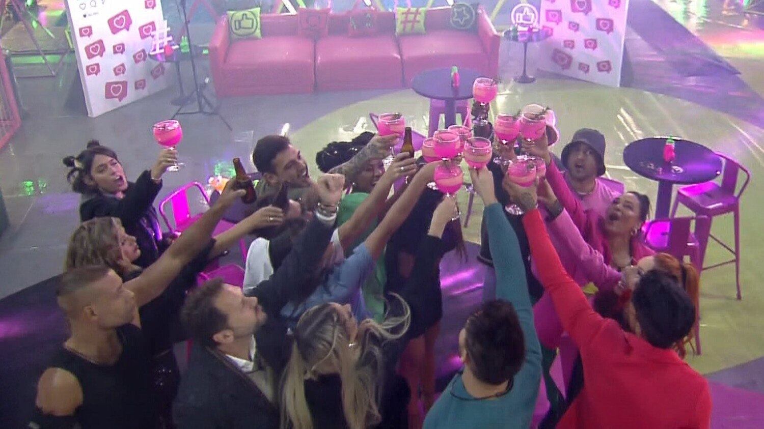 Inspirada na série Todas as Garotas em Mim (Tagem), que estreia na próxima terça (7), na tela da Record TV, a festa influencer veio com a missão de unir uma Mansão Power abalada e dar trégua ao clima. Depois de muitas conversas sobre "repensar as relações" no jogo, foi chegada a hora de um refresco com uma noite embalada pelo DJ Rodrigo Mantega; confira os melhores momentos!