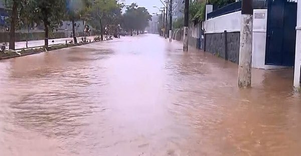 Rio encheu na rua Coronel Veiga, em Petrópolis; via continua alagada nesta segunda (21)