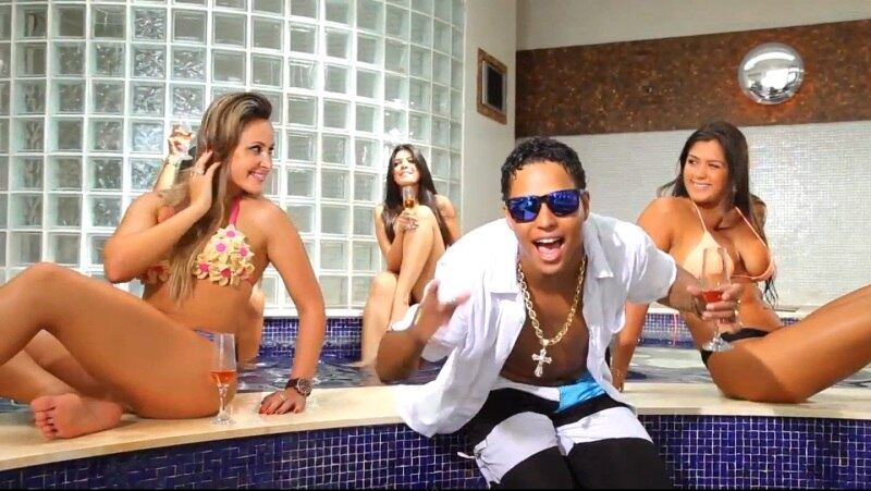 O clipe é rodeado de artigos de luxo, como carros importados, champanhe e muito ouro, assim como a música faz referência: "Nois tem tanto dinheiro que tô até enjoado. De onde eles vem, tu vai morrer se perguntando"