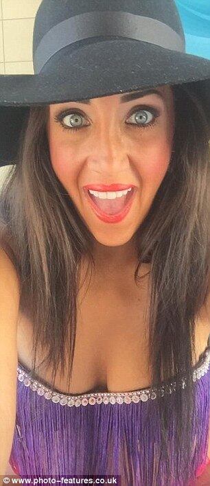 A nova milionária Terri Ann Nunns tem 32 anos e vive em Doncaster, Inglaterra. Antes ela morava em um pequeno apartamento. Agora o seu site fatura mais de R$ 2,5 milhões por ano. Vive em uma mansão onde nunca imaginara morar antes e viaja de férias para os lugares mais luxuosos e exóticos