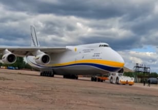 Construído em 1994, o An-124 estava parado desde 2022 no aeroporto de Gostomel