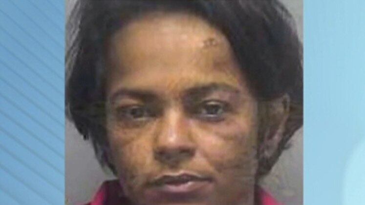 O Balanço Geral acompanha o caso de uma babá
brasileira que foi presa na cidade americana de Fort Myers, na Flórida, após
ser flagrada por câmeras de segurança agredindo uma criança. Fernanda Regina
Souza Duarte de Carvalho, de 44 anos, foi liberada pela polícia, mas voltará ao tribunal para responder por quatro acusações de crueldade infantil.
Entenda! 