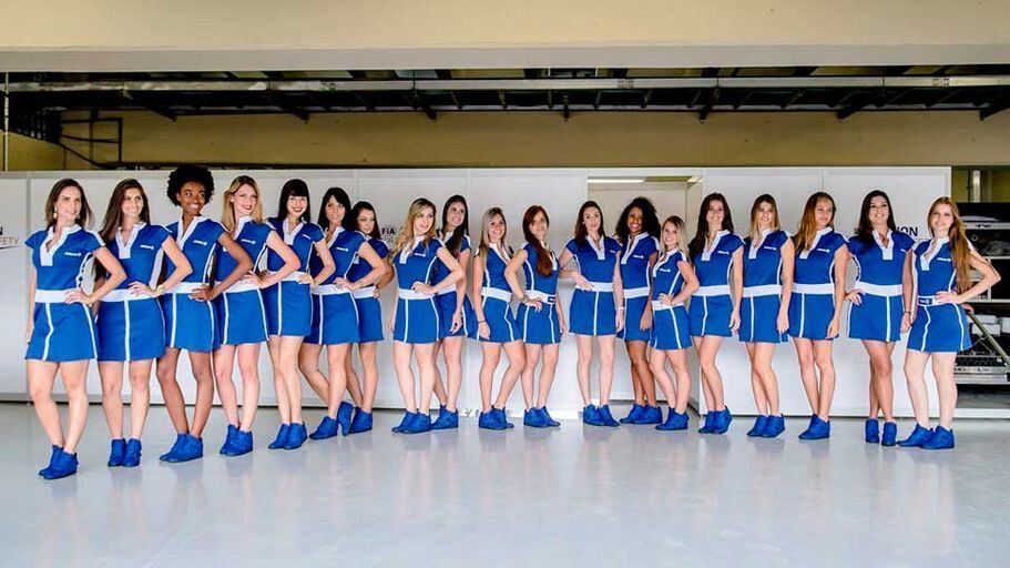 O cheiro de gasolina deu lugar a um perfume sedutor por onde elas passavam